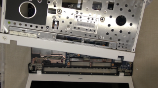 表面のパネルを外す